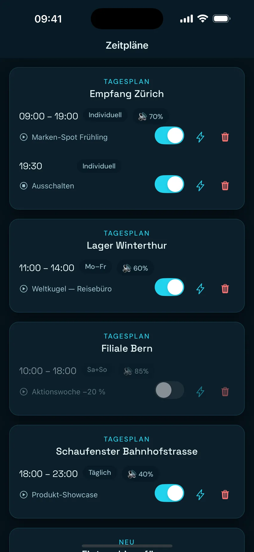 App-Bildschirm „Zeitpläne“: Tagespläne je Gerät mit Uhrzeit, Wochentagen, Lautstärke und dem geplanten Video
